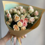 25 бежевых кенийских роз